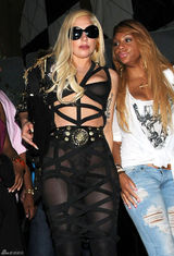 组图：Lady Gaga薄纱bra无惧露点金发墨镜闪亮登场