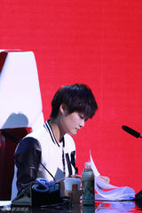 组图：快男彩排现场曝光 谢霆锋活跃李宇春话少