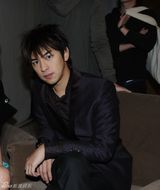 高清图：陈柏霖现身时尚活动 帅酷造型引发追捧