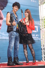 组图：汪东城摇滚风会歌迷 否认与炎亚纶有心结