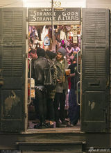 组图：麦莉-塞勒斯夜店High爆 比中指兴奋过头