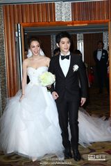 组图：纪佳松张榕容补办婚宴 亲嘴秀恩爱