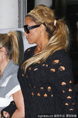 组图：乔丹镂空衫透双球 波霸超出街嘟嘴扮萌