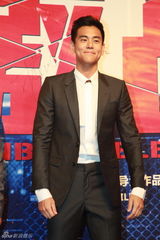 组图：《激战》首映 张家辉与李馨巧欢乐打闹