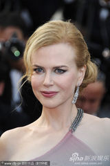 组图：妮可戛纳走秀风情露背 真空激凸艳光四射