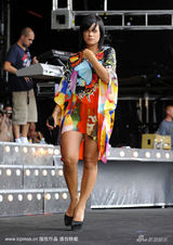 幻灯图集：莉莉-艾伦献唱音乐节 豹纹小内裤登场