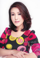 组图：王茜春装彩裙写真 风情优雅彰显女人味