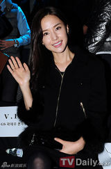 组图：孔贤珠金宇彬等参加首尔时尚周姜东俊展