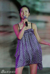 幻灯：江一燕集蝴蝶元素于一身 打造时尚甜美风