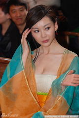 幻灯图：巩新亮古装爆乳亮相 抢女主角大S风头