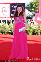 组图：《呼啸山庄》威尼斯首映 影片主创齐聚