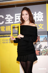 幻灯图集：侯佩岑香肩微露否认与百亿男交往