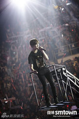 组图：东方神起北京开唱 献劲歌热舞现场变红海