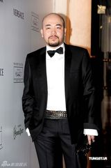 幻灯图：何超仪出席时尚晚宴 张艺谋惊鸿一瞥现身