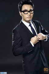 组图：王铮亮绅士造型登封面 展儒雅气质