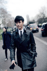 组图：陈坤再度出席时装周 赞设计师天马行空