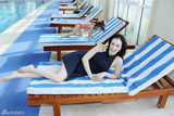 组图：钟丽缇泳池写真肤若凝脂 与女儿鬼马互动