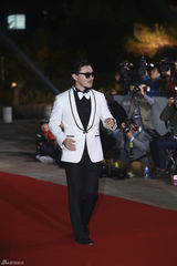 独家高清：群星闪耀大钟奖红毯 俊男靓女秒菲林