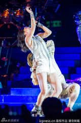 组图：林忆莲上海热舞开唱 短打上阵不惧露底