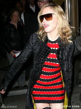 幻灯组图：麦当娜和小男友外出 条纹裙显年轻