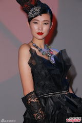 组图：李玟勤练瑜珈随时当妈 李克勤献处女走秀