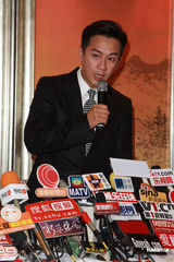 高清图：陈浩民发布会鞠躬痛哭 妻子挺大肚现场落泪