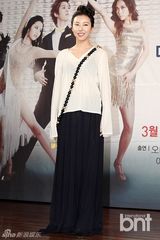 组图：韩国打造《舞林大道》 金圭丽裸背霏优雅