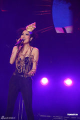 组图：郑秀文澳门开唱 百变造型散发恋爱中的女人味