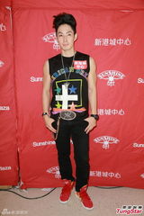 组图：吴建豪盼红馆开唱 签唱与粉丝亲密互动