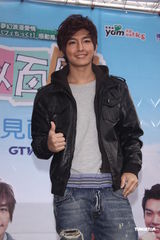 组图：《爱似百汇》签名会 炎亚纶称辰亦儒劳碌命