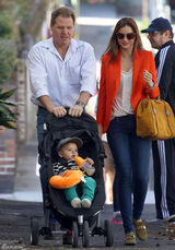 组图：米兰达-可儿现身悉尼 带儿子散步