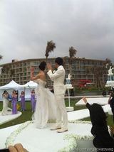 组图：大S纯白婚纱牵手新郎汪小菲出场 甜蜜拥吻