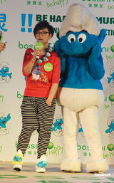 组图：周笔畅卡通鞋配哈伦裤 可爱十足尽显童真