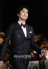 组图：申贤俊亮相大钟红毯 蓄须展熟男魅力