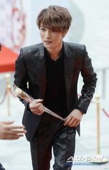 组图：金在中红毯脱衣吐舌逗粉丝 获奖感谢自己