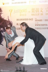 组图：叶倩文为个唱学跳拉丁 结婚周年约人打球