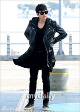 组图：韩星玄彬赴泰国见粉丝 傲娇卖萌心情好