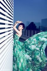 组图：皓恬孔雀绿霸气写真 高贵大气女王范