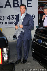 组图：施瓦辛格亮相纽约街头优雅绅士