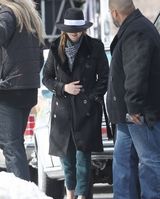 组图：新科影后劳伦斯片场睡眼惺忪状态如梦游