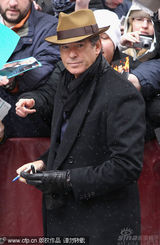 幻灯图集：布鲁斯南风采不减 粉丝索签名场面火爆