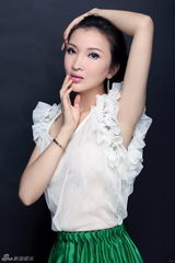 组图：余淼真空上阵拍写真 大胆称不惧走光