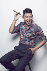 组图：吴其江玩味复古雅痞风潇洒不羁