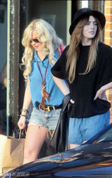 组图：林赛-罗韩金发亮相 牛仔装扮搭配高跟鞋