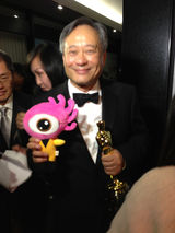 组图：奥斯卡后台海瑟薇圆梦落泪 李安拜年