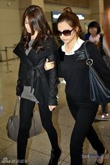 组图：少女时代出席SM巡演 个性机场装展不同风采