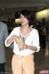 组图：梁咏琪返港老公甜蜜接机 被搂纤腰秀恩爱