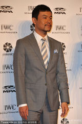 组图：冯小刚携徐帆现身晚宴 周迅笑容灿烂