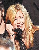 幻灯图：皮特与旧爱安妮斯顿携手众星海地义演