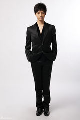 组图：赵文浩拍绅士写真 黑色西装展全新自我